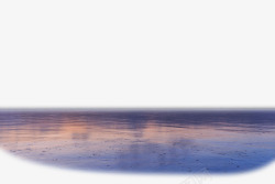 静怡夕阳下幽蓝平静湖面高清图片