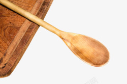木质勺长方形砧板上的长柄木汤勺实物高清图片