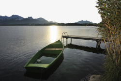 夕阳中孤独的木筏船素材