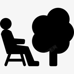 矢量人坐坐在椅子上的人在一棵树旁图标高清图片
