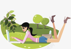 趴在草坪上趴在草坪上办公的女孩高清图片
