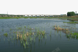 山峰河面河面上的石桥高清图片