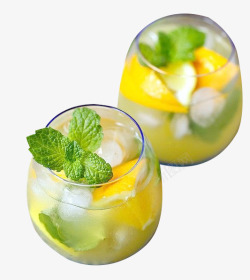 芦荟汁饮料两只杯子里的芦荟水高清图片