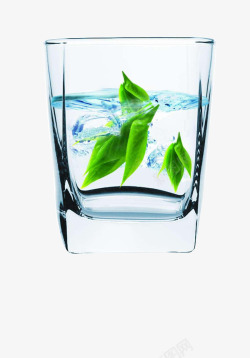 绿色玻璃茶叶杯漂浮着茶叶的水杯高清图片