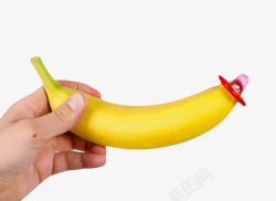 手拿着套着红色避孕套的香蕉素材