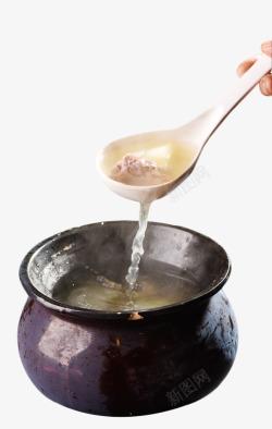 舀汤一勺子舀起冬瓜汤高清图片