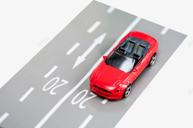 跑道上的红色小汽车png免抠素材_新图网 https://ixintu.com 交通工具 小汽车 模型 汽车 汽车模具 汽车玩具 玩具 跑道 车子 轿车