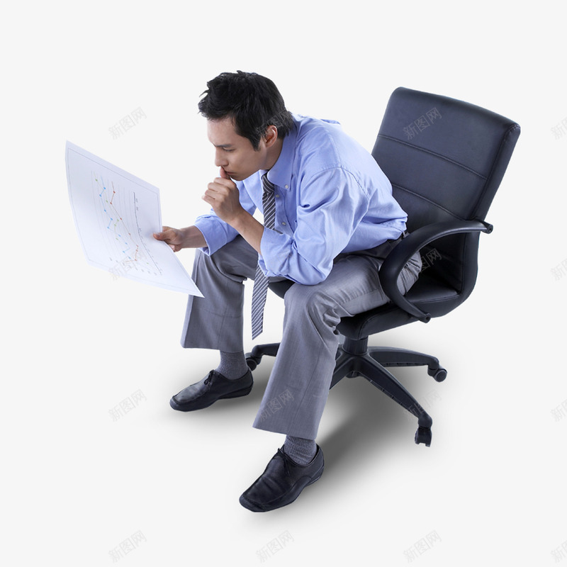看图纸的男子png免抠素材_新图网 https://ixintu.com 图纸 坐着 椅子 男子