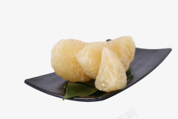 切块柚子肉黑色盘子里的白色柚子肉高清图片