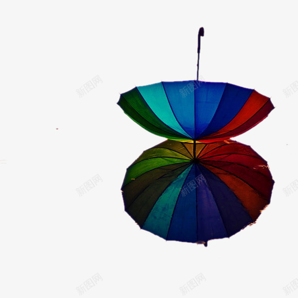 下雨天雨伞和雨伞的倒影png免抠素材_新图网 https://ixintu.com 下雨 倒映 彩虹 镜像 雨伞