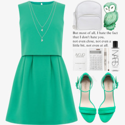 绿色的连衣裙绿色连衣裙和鞋子高清图片
