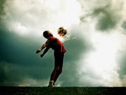 璁垝涔踢足球的男孩高清图片