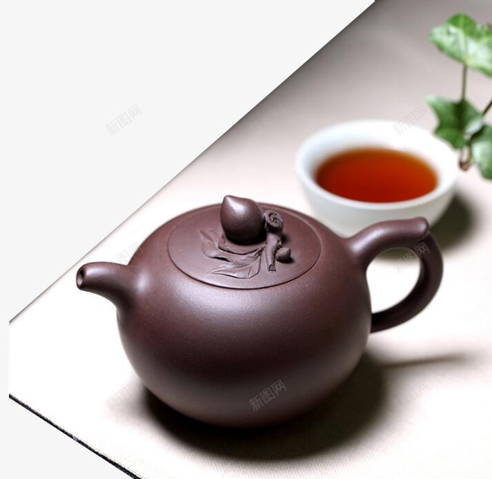 桌子上的茶壶和茶png免抠素材_新图网 https://ixintu.com 产品实物 日用百货 桌子 茶 茶壶