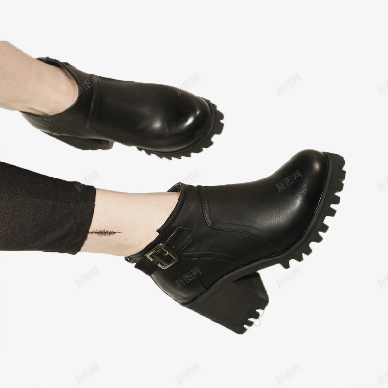 一双时尚经典短靴png免抠素材_新图网 https://ixintu.com 产品实物 女鞋 皮鞋 粗跟 马丁靴 黑色