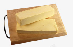 砧板上的奶酪片砧板上的奶酪块高清图片