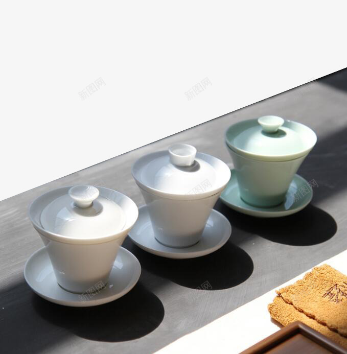 桌子上的陶瓷茶具盖碗png免抠素材_新图网 https://ixintu.com 产品实物 日用百货 桌子 盖碗 茶具 陶瓷