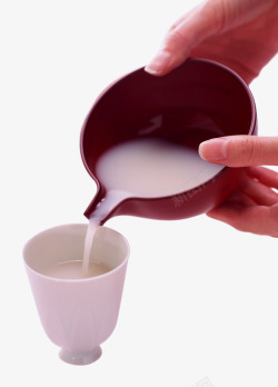 往杯子中倒牛奶往杯子中倒白色液体高清图片
