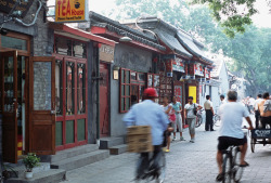 老北京胡同热闹的北京胡同街道高清图片