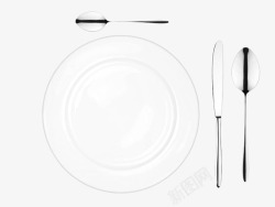 白色碟子和刀和不锈钢汤勺实物素材