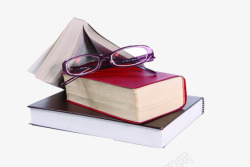 一摞书籍三本书和眼镜高清图片
