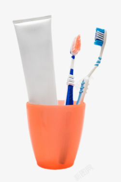 红色塑料杯里的两个牙刷和牙膏管素材