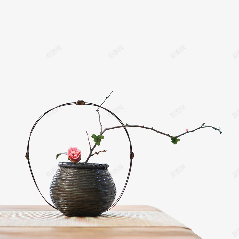 桌子上的花篮png免抠素材_新图网 https://ixintu.com png图形 png装饰 树枝 桌子 花朵 花篮 装饰