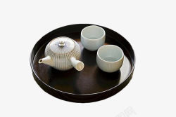 白瓷茶杯茶盘子里的日式茶高清图片