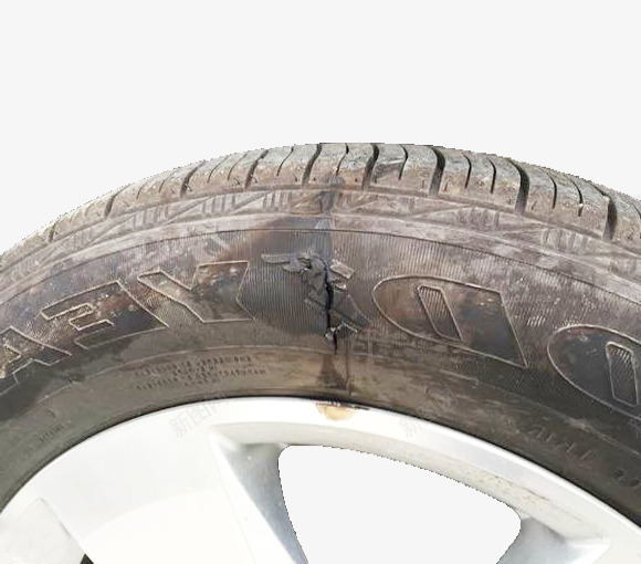 旧轮胎破裂png免抠素材_新图网 https://ixintu.com 产品实物 残旧 没气 漏气 爆胎 破裂 裂痕 车 车胎 轮胎 轮胎爆胎