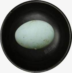 一筐土鸭蛋黑色盘装白色土鸭蛋高清图片