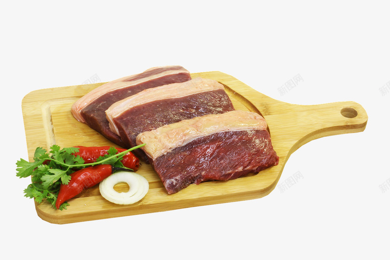 木板上的三块新鲜肉png免抠素材_新图网 https://ixintu.com 新鲜肉 木板 牛肉 肉类 辣椒 餐饮 香菜