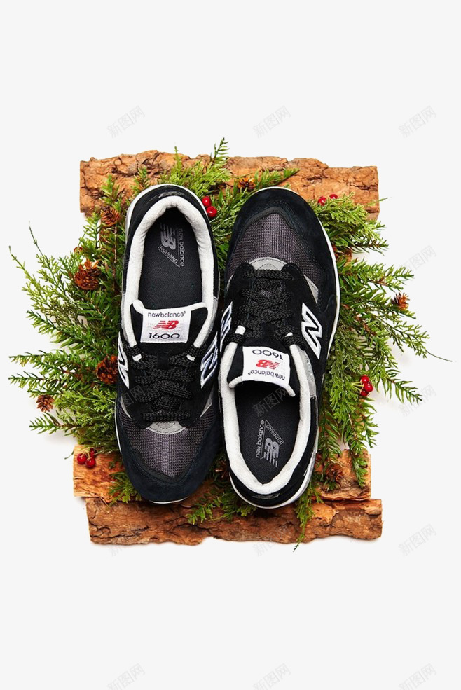 草丛上的球鞋png免抠素材_新图网 https://ixintu.com 男鞋 绿色植物 装饰元素 鞋子 黑色球鞋