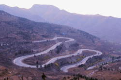 弯曲山路素材