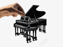 手中的钢琴创意剪纸艺术素材