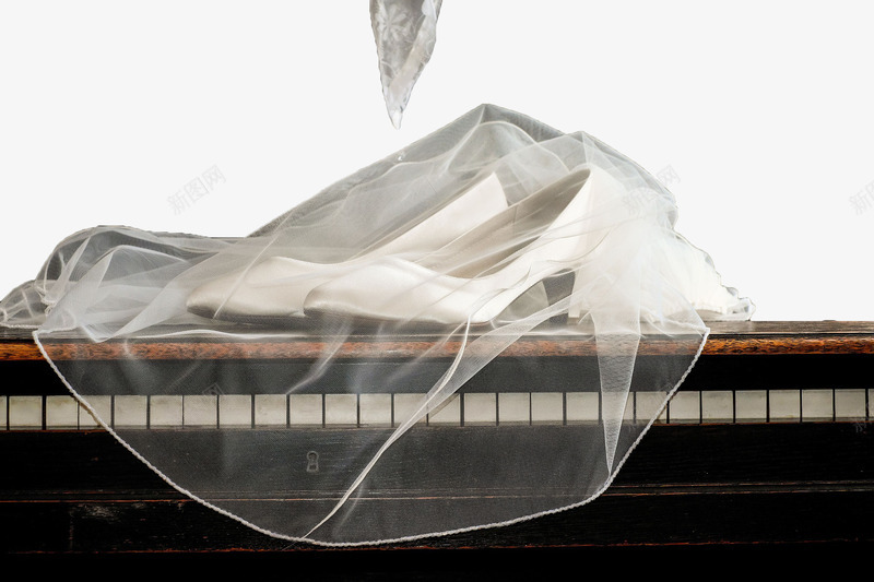 白色丝巾和钢琴png免抠素材_新图网 https://ixintu.com 丝巾 头纱 白色 钢琴 面纱