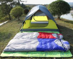 公园里的帐篷和睡袋素材