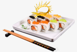 料理白瓷盘里的寿司卷高清图片