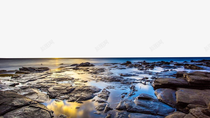 朝阳下的海边png免抠素材_新图网 https://ixintu.com 夕阳 大海 天空 岩石 摄影 朝阳 海边 海边岩石 白云 美丽自然 自然 自然景观 自然风景 蓝天