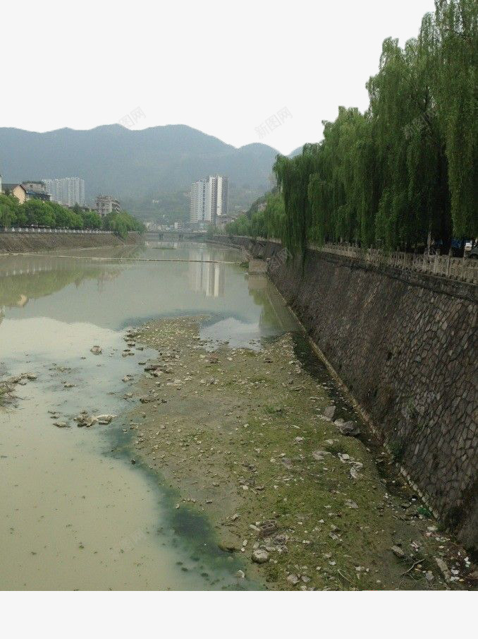 浑浊的河水png免抠素材_新图网 https://ixintu.com 城市 山峰 树木 树林 楼房 污染 河堤 河水 河流 浑浊