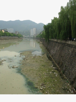 浑浊浑浊的河水高清图片