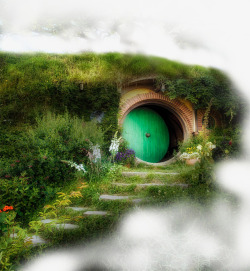 绿色仙境绿色树洞屋子高清图片