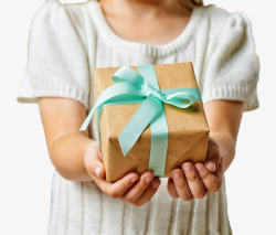 捧着礼物双手捧着礼物的小女孩高清图片