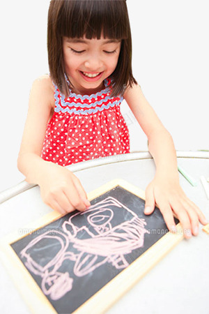 画画的儿童png免抠素材_新图网 https://ixintu.com 儿童画画 小女孩画画 画画的小孩