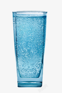 玻璃杯里的水蓝色大杯苏打气泡水实物高清图片