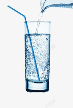 水杯倒水倒出来的蓝色苏打气泡水实物高清图片