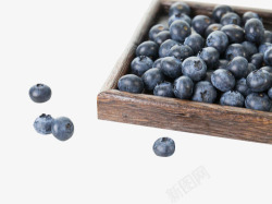 散落的蓝莓木盒子里的蓝莓高清图片