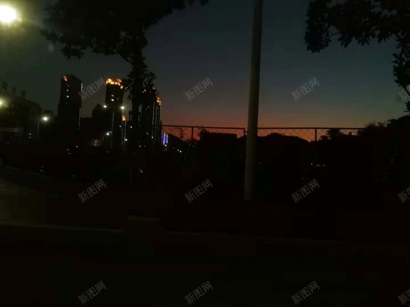 城市里的夜晚景色png免抠素材_新图网 https://ixintu.com 城市风景 夜晚 天空 房子 楼房 高楼大厦