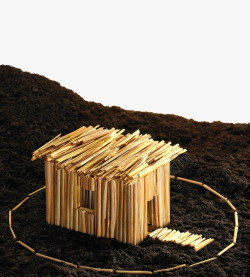 黑泥土秸秆搭成的小茅屋模型高清图片