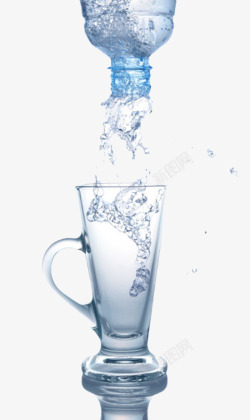 玻璃杯的水塑料瓶里倒出来的冷水苏打气泡水高清图片