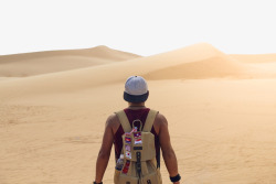 徒步的男人大沙漠高清图片