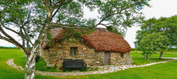 石头小屋绿色草地和石头小屋高清图片